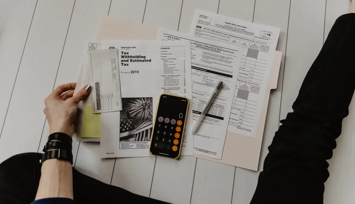 Documente contabile, declaratii fiscale si calculator pe biroul unui contabil